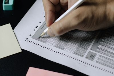 Ein Studienbewerber fürs Medizinstudium schreibt die Aufnahmeprüfung