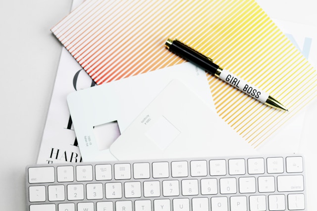 TMS Anmeldung vorbereiten: Tastatur, Registrierungsunterlagen und Kugelschreiber symbolisieren den digitalen Start des Anmeldeprozesses